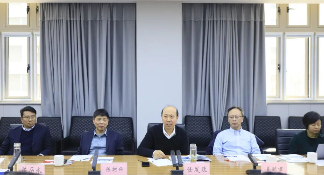 花花牛乳業(yè)集團(tuán)黨委書記、董事長(zhǎng)唐洪峰一行赴中原食品實(shí)驗(yàn)室同中國(guó)工程院院士、中原食品實(shí)驗(yàn)室主任任發(fā)政座談交流