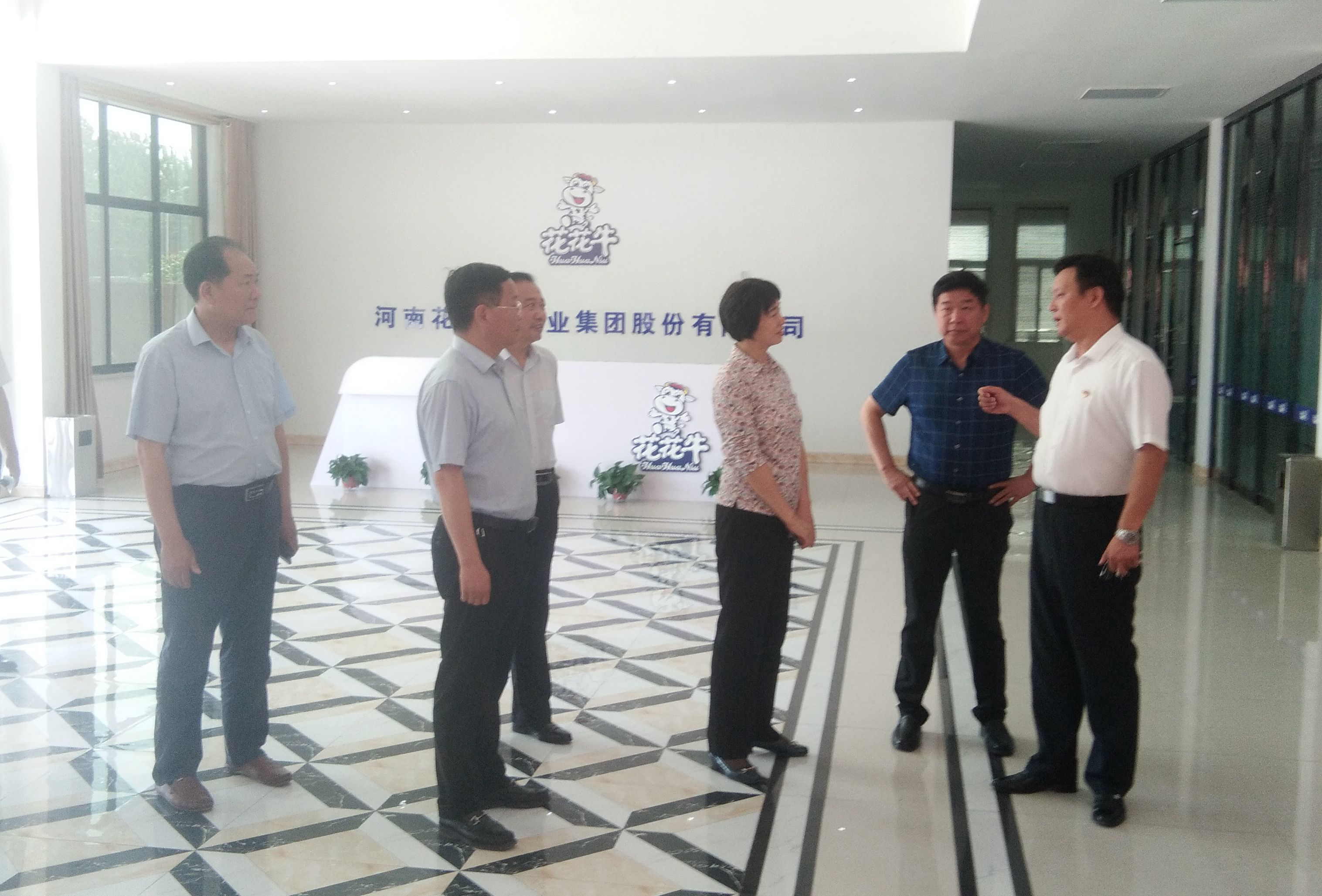 駐馬店市委常委、統(tǒng)戰(zhàn)部長姚新文 蒞臨花花牛乳業(yè)集團(tuán)總部調(diào)研